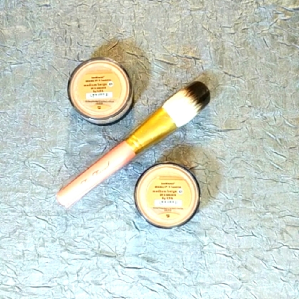 Bareminerals MEDIUM BEIGE & Too Faced Brush